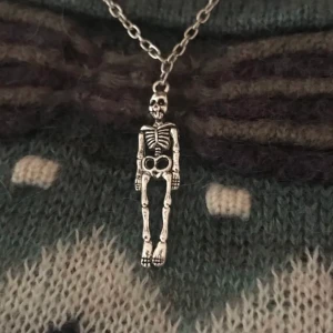 halsband !! - Ascoolt skeleton-halsband i silverfärg 💀🧷 Frakt tillkommer på 11kr !!