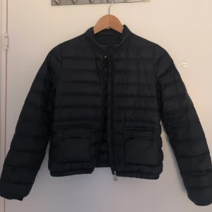 Moncler vårjacka - BUD PÅ 900kr, kostade 4500kr nypris! Säljer min marinblåa vårjacka från moncler. Köpt för ungefär tre år sedan på NK i Göteborg. (köparen står för frakt)