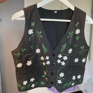 Väst - Väst köpt på second hand, säljer pga trivs ej i den.