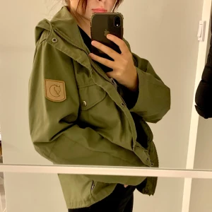 Snygg fjällräven jacka - Säljer denna snygga och coola fjällräven jackan då jag tyvärr inte får någon användning av den. Den är köpt längesedan men bara använd några gånger så sjukt bra skick! Frakten tillkommer.😍