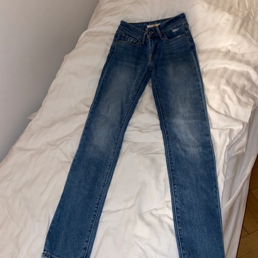 Normalmidjade jeans från Levis i gott skick, storlek 24 (xs). Jeans & Byxor.
