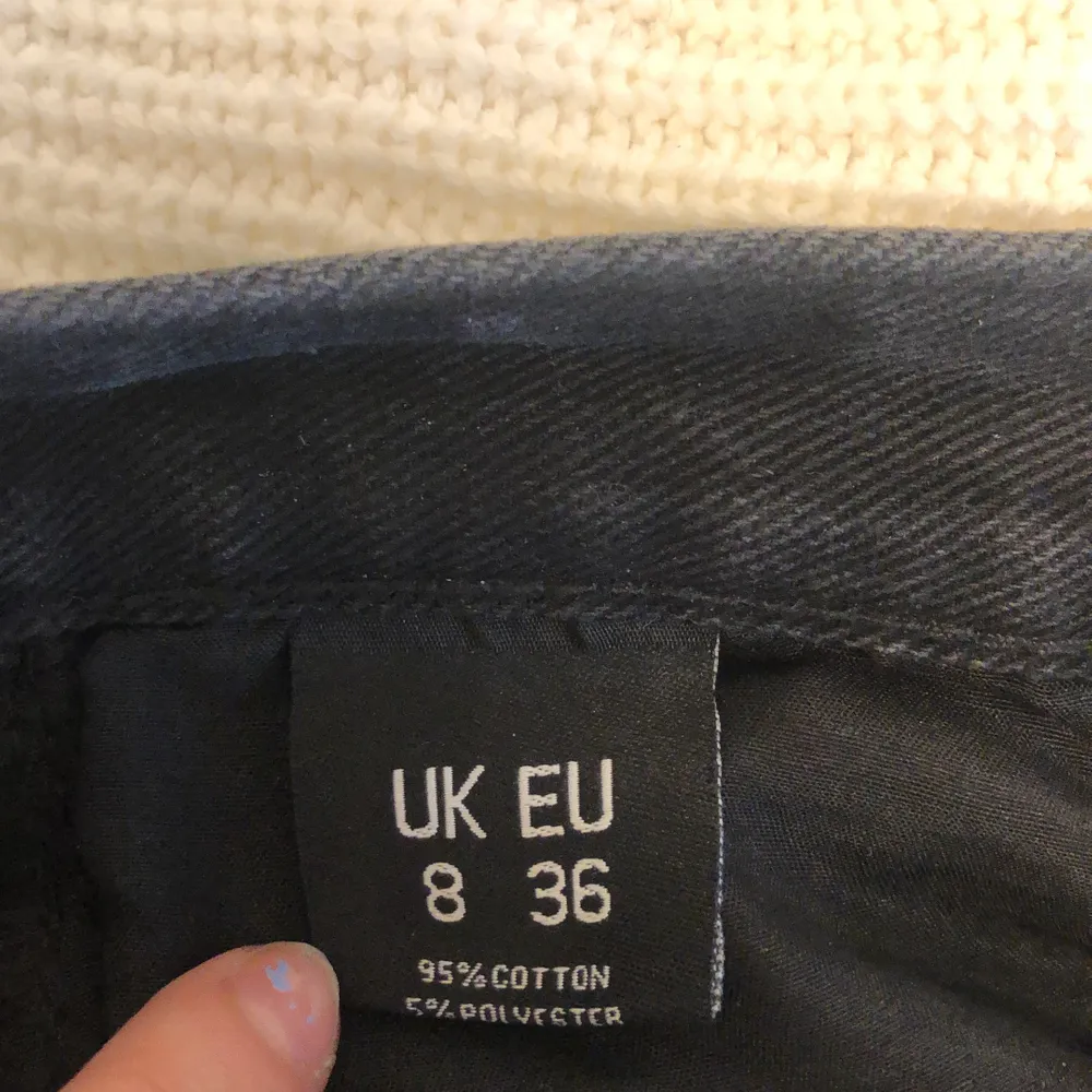 Svarta jeans med slits. Endast testade, så dom är i nyskick. Storlek UK 8, vilket motsvarar 36,S. Hör av dig vid frågor. Fraktar eller möts upp i Solna,Stockholm. . Jeans & Byxor.