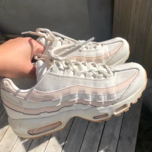 nike air max 95 - Nike air max 95 i storlek 40 (men passar mig som brukar ha 39). vita och rosa men den rosa färgen framstår inte riktigt helt rätt på bild, den är mer rosa i verkligheten! bara använda fåtal gånger. nypris 1800kr 🥰 pris går alltid att diskutera, frakt kostar 65kr