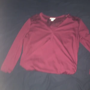 Långärmad lite v ringad tröja - Skönt material, använd 2 ggr.