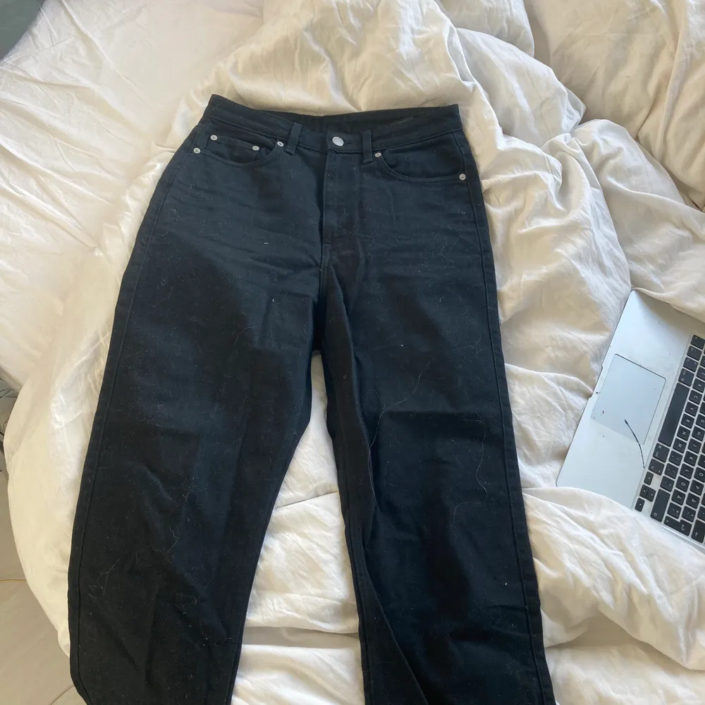 Jeans från Weekday i modellen Row (helsvarta) knappt använda. Storlek W 28 L 30. Pris: 300. Jeans & Byxor.