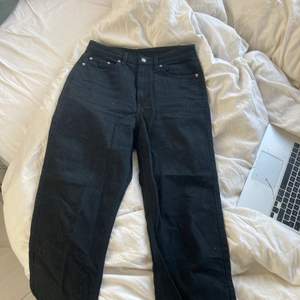 Jeans från Weekday i modellen Row (helsvarta) knappt använda. Storlek W 28 L 30. Pris: 300