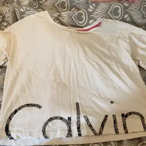 Jätte fin croppad Calvin Klein tshirt i storlek s, används ej