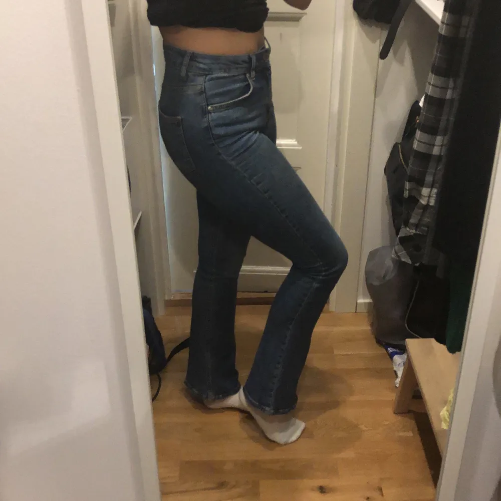 Botcut jeans ifrån Gina tricot. Normal hög midja. Säljer då det inte är min stil. Använda några få gånger. 350kr kan bjuda på frakten vid enkel affär. Jeans & Byxor.