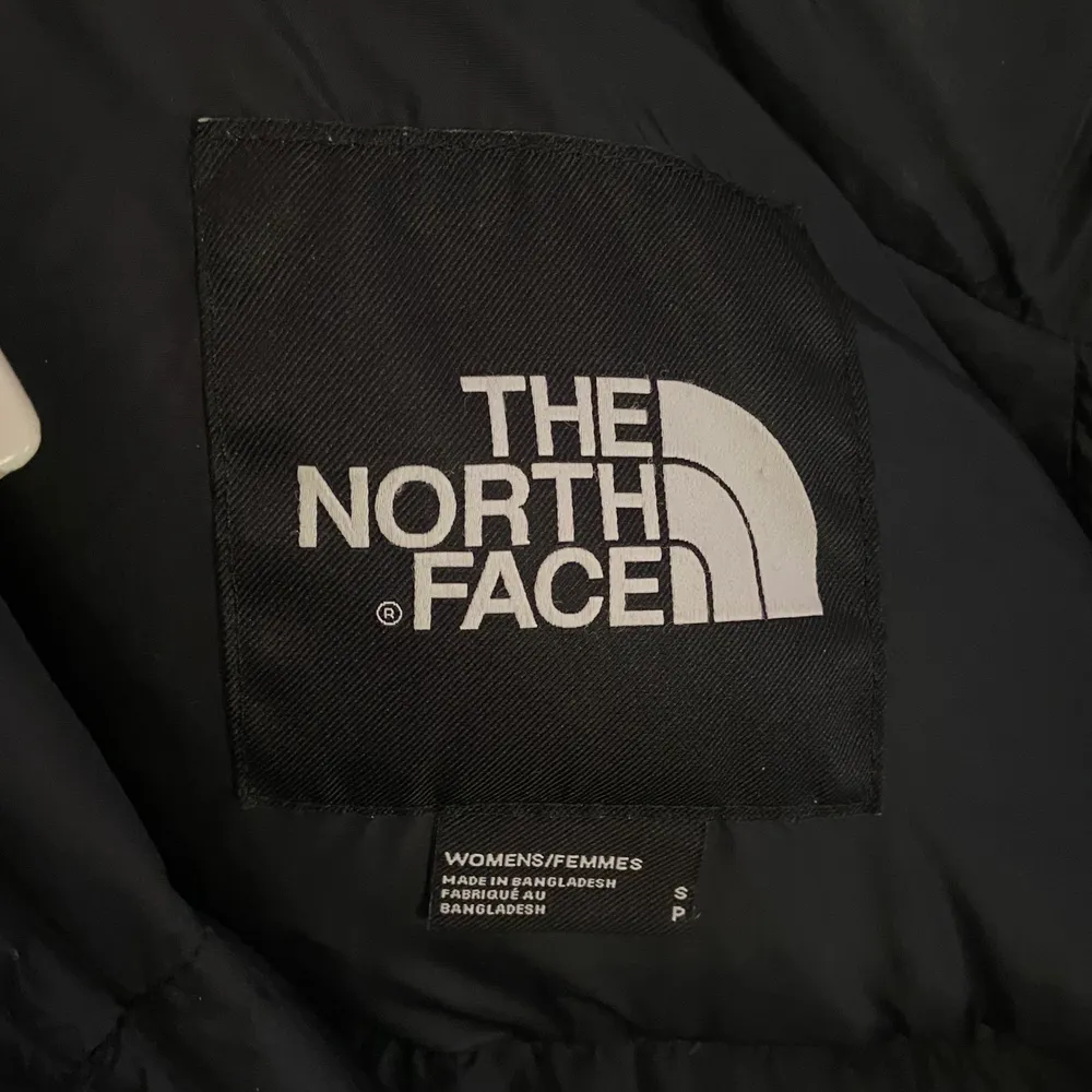 Säljer min fina North Face dunjacka som jag köpte för 2800 kr i vintras på Zalando💓 Den är fortfarande i jättebra skick!! Buda, priset börjar på 1400 kr🥰 Budgivning avslutas 25 September☺️ Frakt tillkommer på 95 kr! högsta bud 2100 just nu :). Jackor.