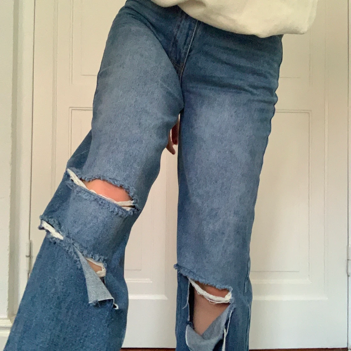 Mörkblå jeans med slitningar - 90