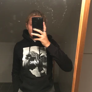 Tröja - Säljer denna tupac tröjan ifrån junkyard, väldigt snygg men använder inte längre!