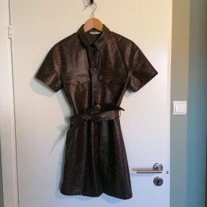 Skjortklänning  - Jättefin skjortklänning i ormskinnsmönster från Stradivarius i storlek M. Har endast blivit använd en gång, därför hoppas jag att den kan bli använd mer av någon annan 💕 150 kr + frakt, kan även hämtas i gbg 😍