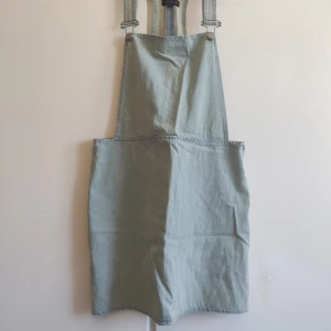 Hängselklänning Topshop - Fin ljus hängsleklänning från Topshop i storlek 40 (M-L). Köpare står för frakten. ✨