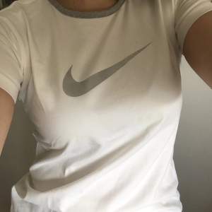 Vintage Nike Athletic T-shirt med grå och silvriga detaljer i stretchigt vitt tyg (90% bomull)
