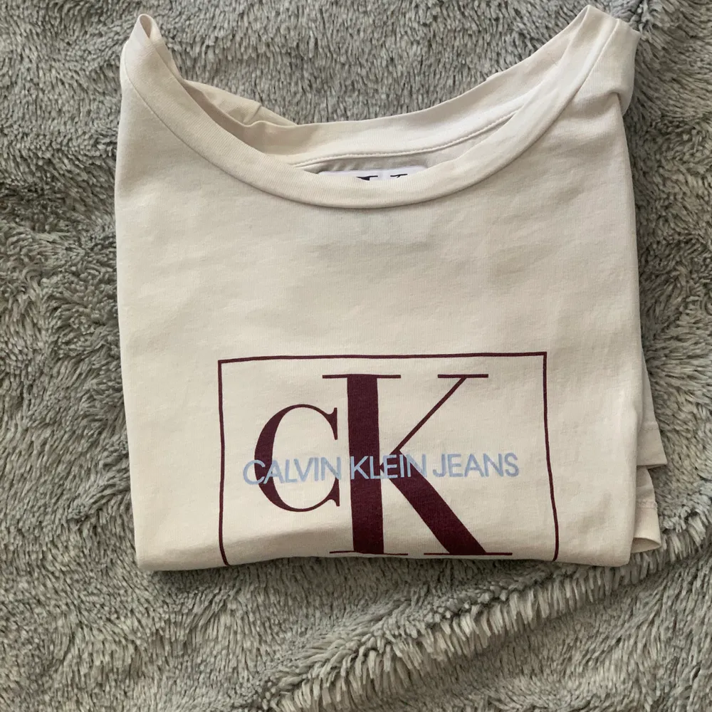 Fint använd Calvin Klein t shirt i storlek M. Inköpt från johnells i början av 2019. Priset är ink frakt . T-shirts.