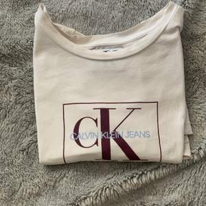 Fint använd Calvin Klein t shirt i storlek M. Inköpt från johnells i början av 2019. Priset är ink frakt 