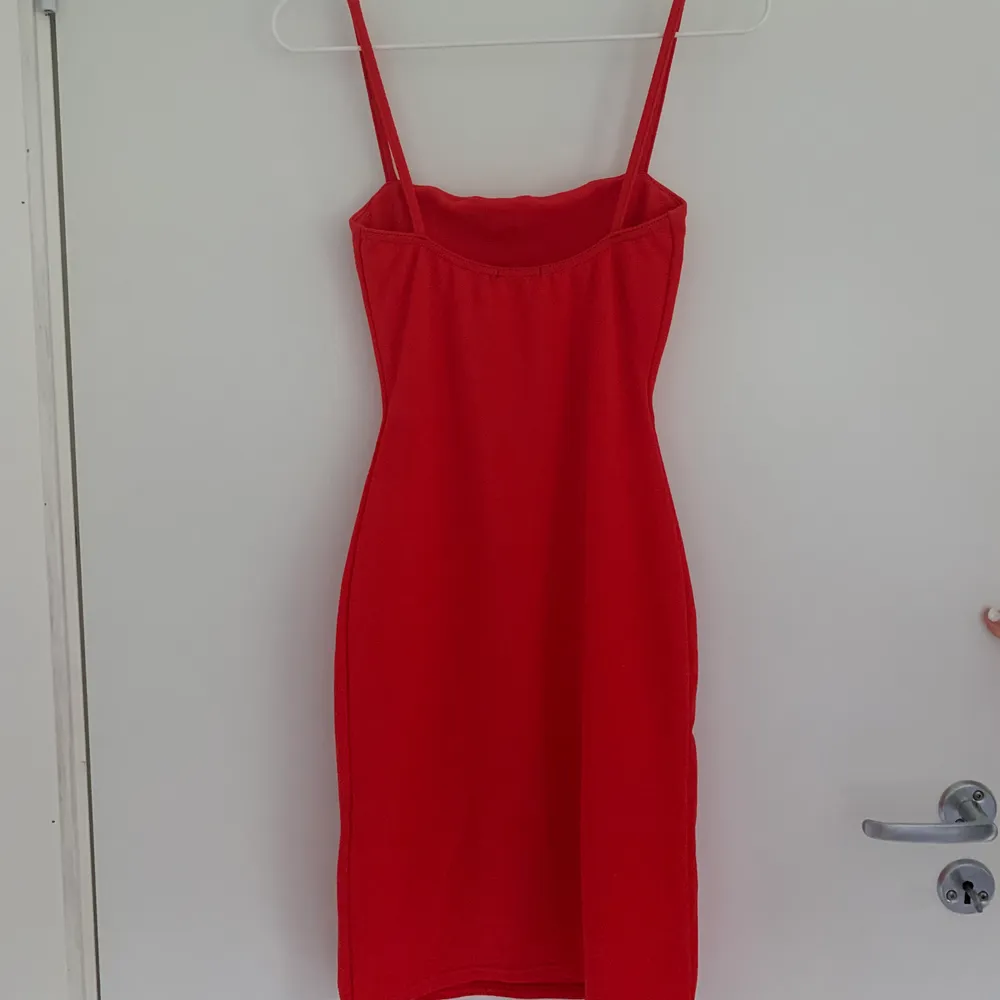 Röd tight klänning med spaghetti band från Nelly. Endast använd en gång, säljes pga fel storlek för mig! Storlek Xs, 170kr + frakt. Klänningar.