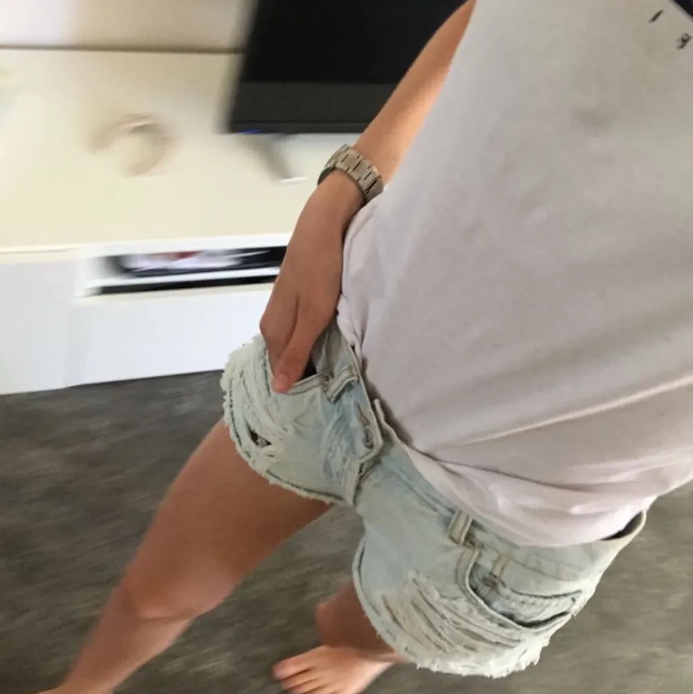 Korta jeansshorts från BikBok. Tror de är modellen Ibiza, köpta för ca 2 år sen och knappt använda. . Shorts.