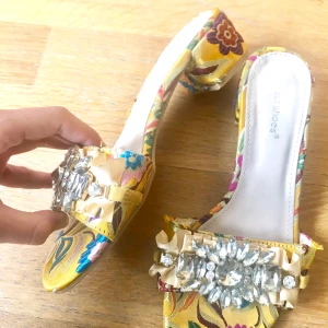 Exklusiva finskor från Paris  - Exklusiva glittrande skor i mycket bra skick. Köpta i Paris för för 80 euros (800 kr). Knappt använda så helt utan slitage. Passar såklart till fest men ocksp till de gråa vardagar du vill sätta guldkant på! 