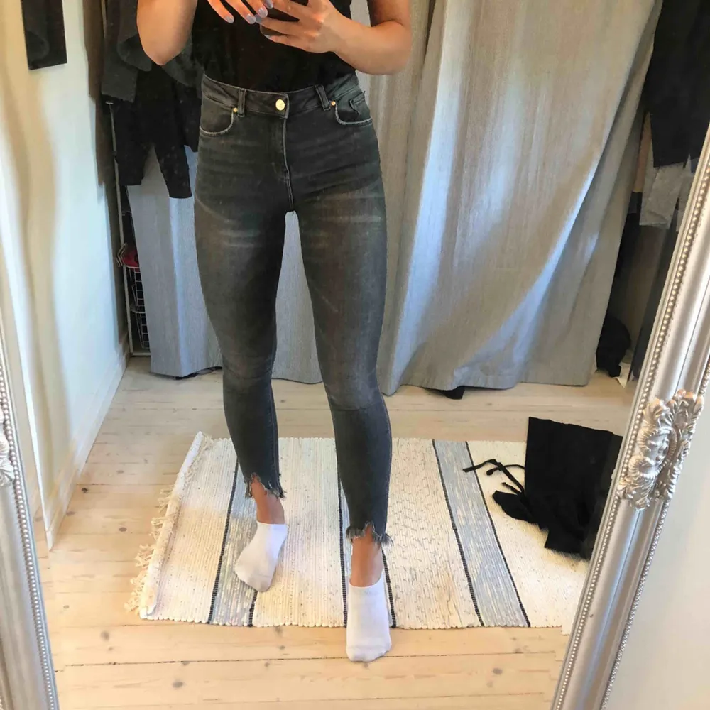 Tuffa grå jeans från Bikbok med slitningar vid ankeln. Stretchiga och sitter så fint💙. Jeans & Byxor.