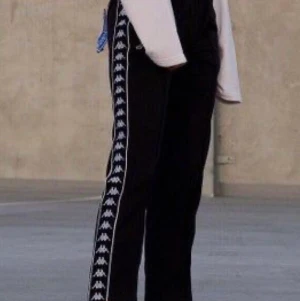 Kappa byxor - Kappa byxor köpta här på Plick, säljer då dom inte passade på mig/: därav bilder från internet, skriv privat för fler bilder👀💜 dom passar både m-L/XL beroende på hur man vill att dom ska sitta☺️