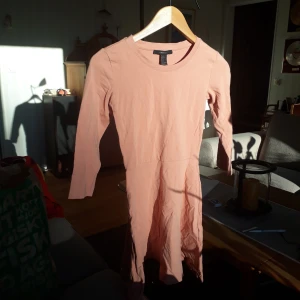 Klänning - Rosa beige klänning med trekvart ärmar. 