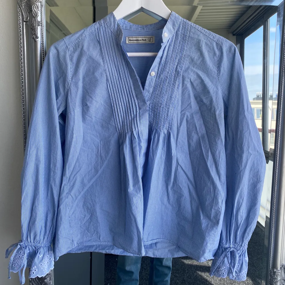 Blåvit randig blus i skjortmaterial från Abercrombie & Fitch i superfint skick. Köparen betalar frakt🌸. Blusar.
