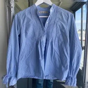 Blåvit randig blus i skjortmaterial från Abercrombie & Fitch i superfint skick. Köparen betalar frakt🌸