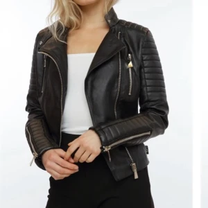 Chiquelle moto jacket - Använd under lite mindre än en termin! Riktigt snygg och trendig 💕 frakt tillkommer 