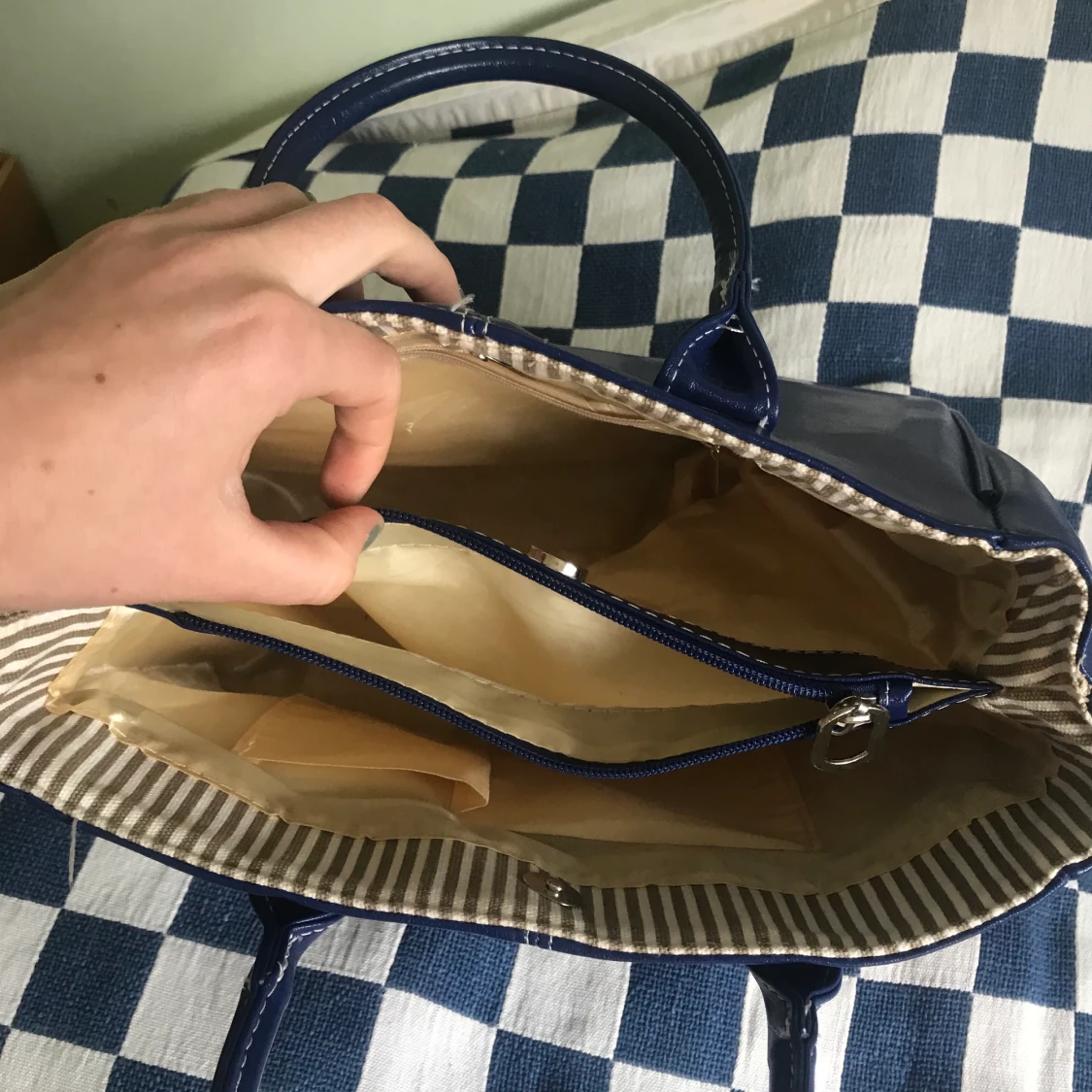 BLÅ HANDVÄSKA - 91