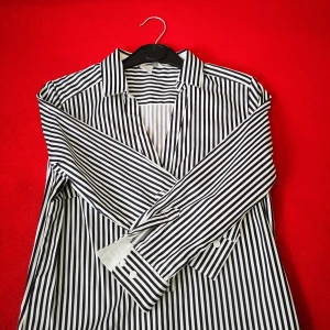 Snygg randig skjorta!  - Aldrig använt, storlek 36, från H&M. Finns i Malmö och kan träffas för avhämtning🥰