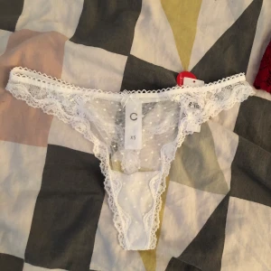 nya oanvända stringtrosor stl xs - helt nya oanvända string i stl xs med prislappen kvar på, frakt tillkommer på 11 kr