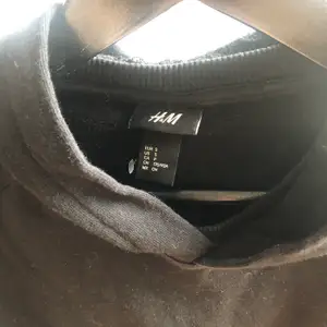 Croppad t-shirt ”hoodie” från H&M