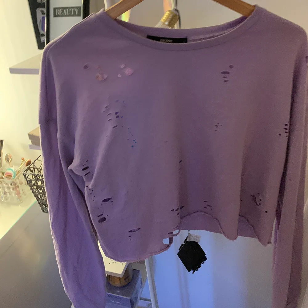Säljer en lila tröja med hål i från bikbok,använd en gång so i bra skick:)köparen står för frakt  . Tröjor & Koftor.