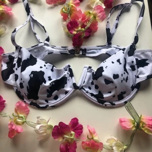 Ko mönstrad bikini topp - Säljer denna oanvända 🐄 mönstrade bikiniöverdel från SHEIN. Säljer då storleken ej passade mig och det är krångligt att skicka tillbaka💕 90 kr+ frakt.    