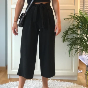 Trekvartsbyxor - Ett par svarya vida byxor som man knyter i midjan!! Supersnygga och jättesköna! Supernajs sommarbyxor!! Köpta på zara! Köparen står för frakt! 🧚🏼🧚🏼