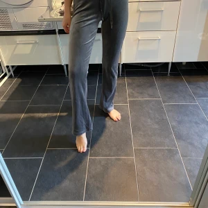 Mjukis från gina - Ginas skönaste mjukisbyxor storlek xs , mörkgråa , köpta för 199 kr. Säljer för 80 kr + frakt 