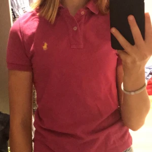 Ralph lauren piké - Lila ralph lauren pike! Använd fåtal gånger men som ny! Köptes för 500 så buda på!