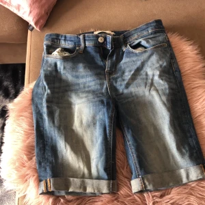 Shorts - Lite längre shorts! Korta Piratbyxor 