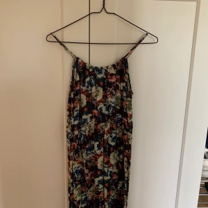 Blommig klänning  - Blommig klänning från Vero Moda. 100 inklusive frakt.