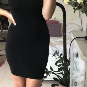 Ginatricot klänning XS - Fin svart klänning som sitter åt på kroppen och skapar figur!✨✨ säljs för den är för liten för mig + Frakt 📦