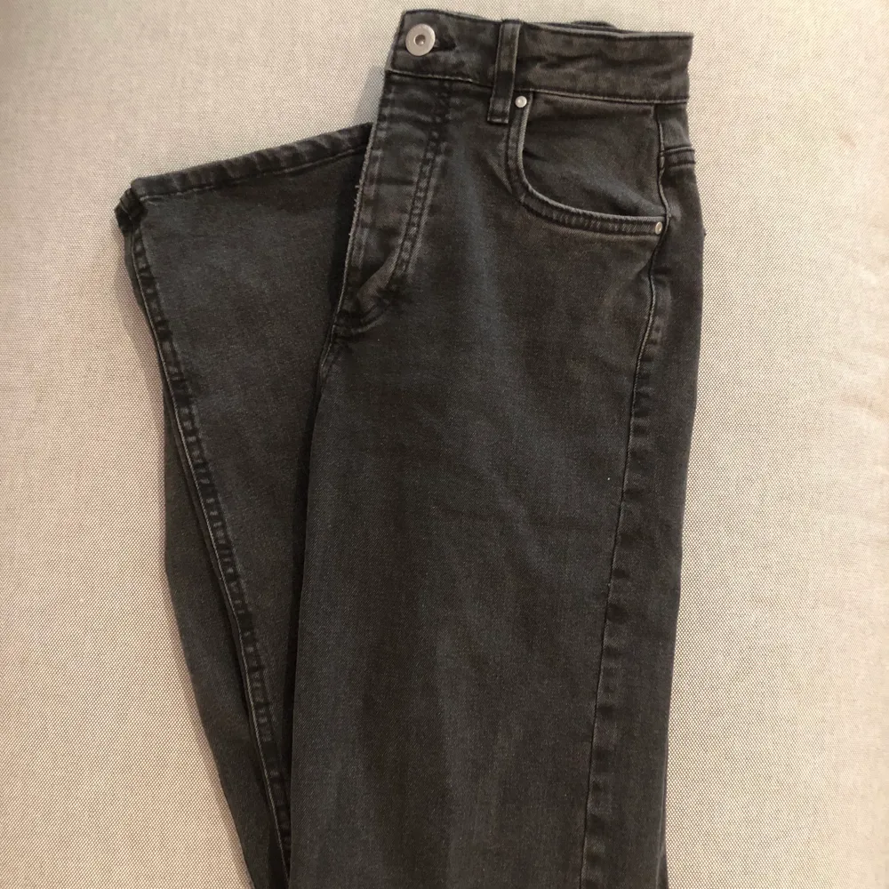 Skitsnygga jeans som tyvärr inte passade mig. De är helt oanvända och har inga slitningar eller sånt😊 200kr+frakt💞. Jeans & Byxor.