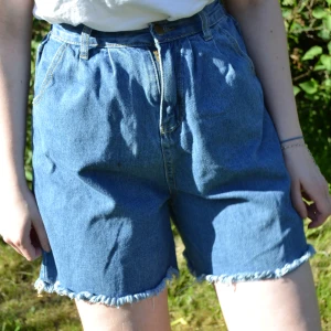 Jeansshorts  - Snygga jeansshorts. Fått mycket komplimanger för dessa. Tyvärr har de blivit lite tighta. Frakt ingår i priset. 