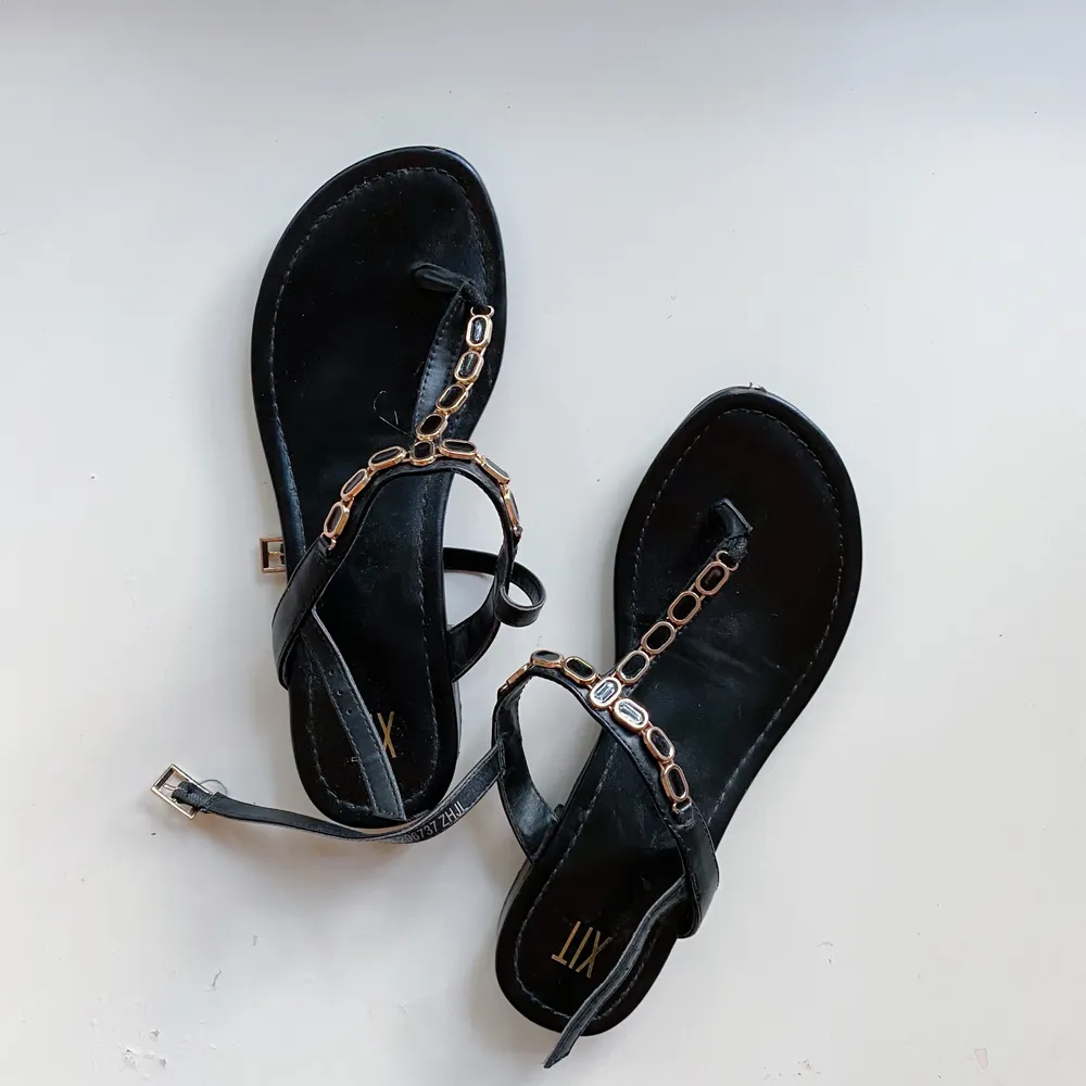 Svarta sandaler storlek 38. Använda 1 gång. Köparen står för frakt. Skor.