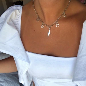 HALSBAND - ⭐️⚡️ HALSBAND MED STJÄRNA OCH BLIXT ⚡️⭐️ 85kr (frakt inkluderad) SWIPE för stylingstips👌🏼⚡️🎸 @alvasellout på instagram 