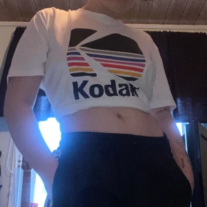 Kodak t-shirt Stl L - Köpt på H&m. stl L. Knappt använd för håller mig oftast till svarta kläder. Så fint skick är det! Frakten står ni för:) 