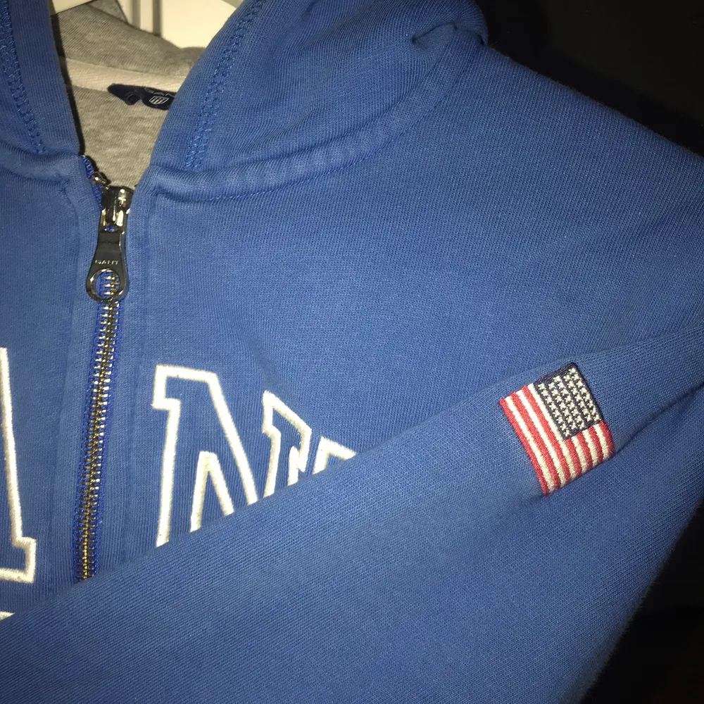 Säljer min blå Gant hoodie som är i strl 158/164 men passar även för XS. Den är i bra skick och knappt använd. Köptes för 899kr men säljer för 200kr, pris kan diskuteras! . Hoodies.