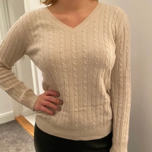 Cashmere tröja - Hej, jag säljer en superfin cashmere tröja i storlek 40. Säljer den för 300kr ink frakt!