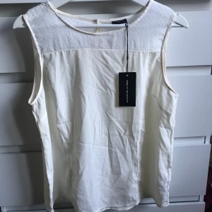 Söt topp - Gullig vit topp som aldrig är använd (dock behöver strykas hehe😂😂) den är tyvärr förliten för mig så säljer den😊