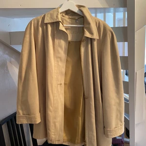 Gul jacka  - Säljer denna pastellgula jacka (ser mer beige ut på bilden) högst bud får den💕💕 startbud: 100kr